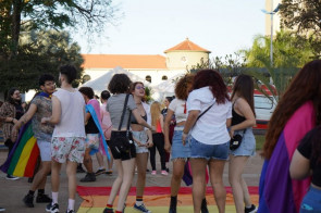 Parada LGBTQIA+ reúne centenas de pessoas por mais respeito à diversidade