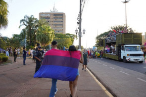 Parada LGBTQIA+ reúne centenas de pessoas por mais respeito à diversidade