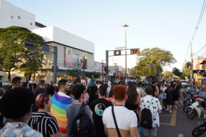 Parada LGBTQIA+ reúne centenas de pessoas por mais respeito à diversidade