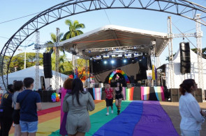 Parada LGBTQIA+ reúne centenas de pessoas por mais respeito à diversidade