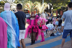 Parada LGBTQIA+ reúne centenas de pessoas por mais respeito à diversidade