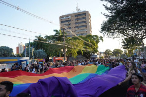 Parada LGBTQIA+ reúne centenas de pessoas por mais respeito à diversidade