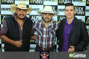 Confiram as fotos do show do Alex e Yvan