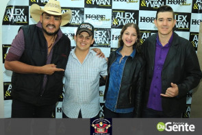 Confiram as fotos do show do Alex e Yvan