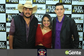 Confiram as fotos do show do Alex e Yvan