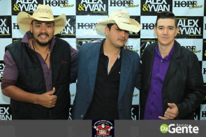 Confiram as fotos do show do Alex e Yvan
