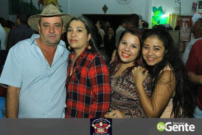 Confiram as fotos da festa Julina no clube Ubiratan