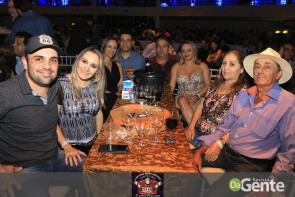 Confiram as fotos do "show Raízes sertanejas"