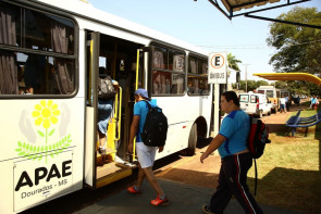 Prefeita atende alunos da Apae com ponto de ônibus