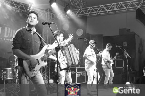 Confiram as fotos do 3º "Baile da Mini Saia"