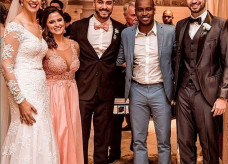 Os noivos, o casal de padrinhos Vanessa Amarante e Guigo Fernandes e o cantor Thiaguinho