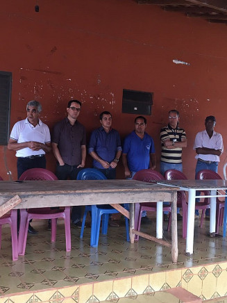 Reunião entre representantes das mais de 150 famílias do assentamento Lagoa Grande, na região de Itahum, e o diretor do Incra em Dourados, Daniel Tadao