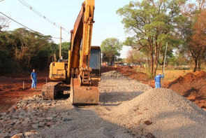 Com recurso próprio prefeitura leva asfalto e reduz distância entre bairros