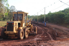 Com recurso próprio prefeitura leva asfalto e reduz distância entre bairros