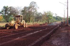 Com recurso próprio prefeitura leva asfalto e reduz distância entre bairros