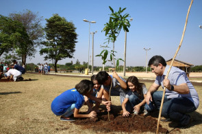 ​No dia da árvore, Parque Rego D'Água recebe plantio de mudas