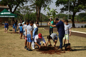 ​No dia da árvore, Parque Rego D'Água recebe plantio de mudas
