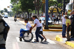 Ação aborda respeito às vagas de deficientes físicos em estacionamentos