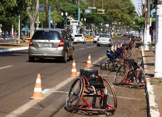 Cadeiras de rodas foram colocadas em vagas de estacionamento para chamar atenção quanto á segurança dos cadeirantes no trânsito