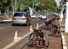 Cadeiras de rodas foram colocadas em vagas de estacionamento para chamar atenção quanto á segurança dos cadeirantes no trânsito