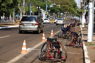 Cadeiras de rodas foram colocadas em vagas de estacionamento para chamar atenção quanto á segurança dos cadeirantes no trânsito
