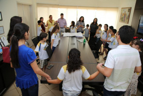 Prefeita acompanha alunos em passeio pelo CAM