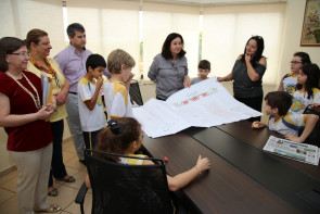 Prefeita acompanha alunos em passeio pelo CAM