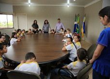 Alunos da escola Nova Época sendo recebidos pela prefeita para um passeio no gabinete