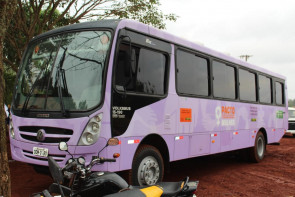 Ônibus Lilás presta atendimento  às mulheres na Aldeia Bororó