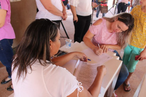 ​Prefeitura entrega contratos aos contemplados dos residenciais Roma I, II e III