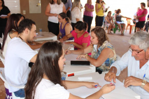 ​Prefeitura entrega contratos aos contemplados dos residenciais Roma I, II e III