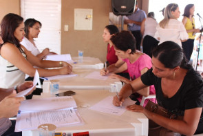 ​Prefeitura entrega contratos aos contemplados dos residenciais Roma I, II e III