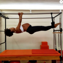 Atriz Sheron Menezzes faz acrobacia no pilates aos 8 meses de gravidez