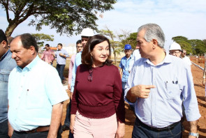 Reinaldo e Délia viabilizam reinício  das obras de 200 casas populares