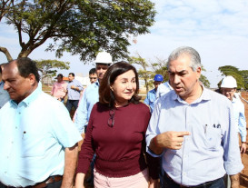 Reinaldo e Délia viabilizam reinício  das obras de 200 casas populares