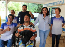 Délia participa de entrega de cadeiras de rodas e destaca ações do CCPD 