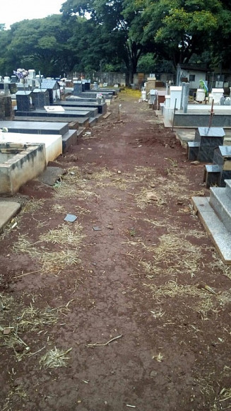 Calçamento com fresa de asfalto evita crescimento de mato e elimina o barro na área de passeio do cemitério