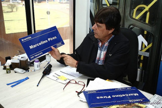 Carlos Fábio apresenta material que será empregado na sinalização do nome das ruas da cidade, com o projeto Casa da Esquina