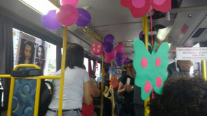 Grávida ganha chá de fraldas em ônibus e conta que nem conhecia passageiros
