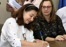 Prefeita Délia Razuk e secretária Ledi Ferla, durante cerimônia de renovação de convênios com entidades, no início da gestão
