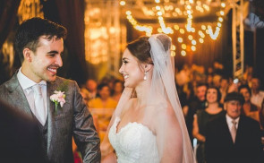 Cachorro invade casamento, deita no véu da noiva e imagem bomba nas redes sociais