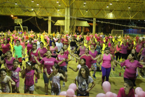 Dourados Rosa reúne dezenas de  pessoas em aulão de zumba no Jorjão