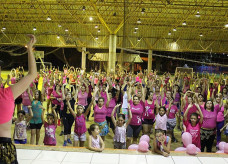 Dezenas de pessoas estiveram no aulão de zumba rosa, no Jorjão