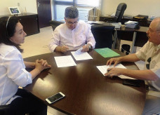 Secretário estadual de Fazenda, Marcio Monteiro, firma convênio com prefeita Delia Razuk e o secretario João Fava Neto