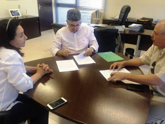 Secretário estadual de Fazenda, Marcio Monteiro, firma convênio com prefeita Delia Razuk e o secretario João Fava Neto