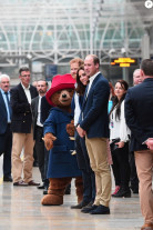 Grávida, Kate Middleton muda visual e dança com urso em estação de trem