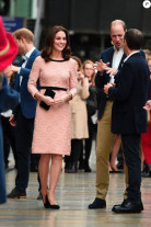 Grávida, Kate Middleton muda visual e dança com urso em estação de trem