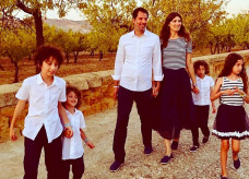 Michelle Alves e Guy Oseary com os filhos