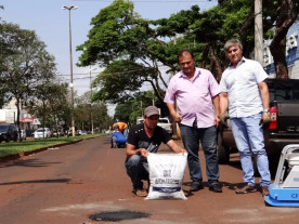 Prefeitura avança com tapa-buracos em Dourados