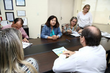 Prefeita Délia Razuk e os gerentes José Zani e Paula Schwind assinaram contratos na manhã desta terça, no Gabinete   ​